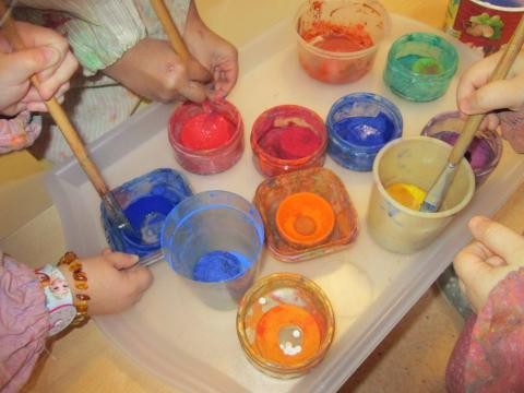 KiTa Kinder malen mit bunten Wasserfarben