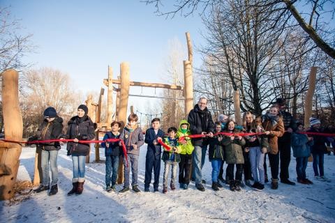 Kinderreihe und Oberbürgermeister vor neuem Kletterparcour