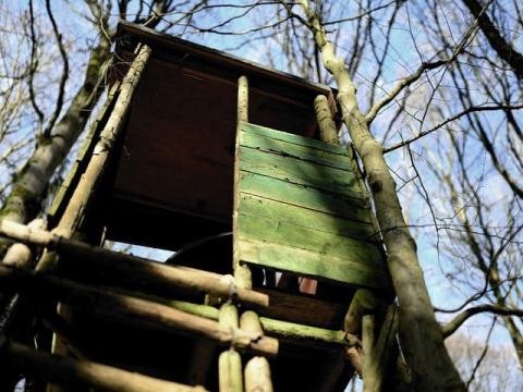 oberer Teil eines Hochstands gen Himmel fotografiert