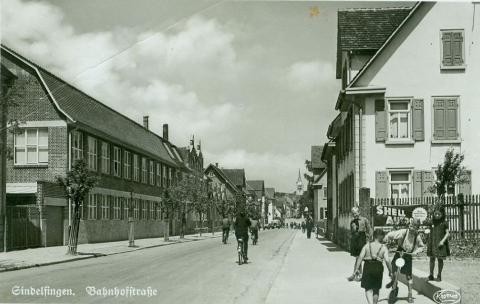 Postkarte des Kosmos-Verlags: Bahnhofstraße 1938 mit der Weberei JC Leibfried auf der linken Seite, Stadtarchiv Sindelfingen
