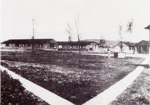 Foto: Sogenanntes Westarbeiterlager im Bereich der ehemaligen Riedmühle. Stadtarchiv Sindel-fingen, Quelle: Daimler-Archiv 