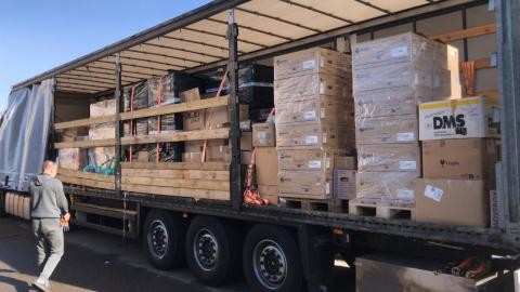 Foto von einem mit Hilfsgütern beladenen LKW