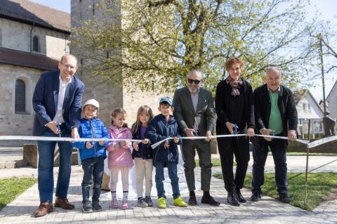 Einweihung der Spiel- und Aufenthaltsfläche. Von links nach rechts: Oberbürgermeister Dr. Bernd Vöhringer, Kinder der Kita Klostergarten, Gaetano Giglio, Bürgermeisterin Dr. Corinna Clemens, Pfarrer Jens Junginger (Stadt Sindelfingen) Einweihung der Spiel- und Aufenthaltsfläche. Von links nach rechts: Oberbürgermeister Dr. Bernd Vöhringer, Kinder der Kita Klostergarten, Gaetano Giglio, Bürgermeisterin Dr. Corinna Clemens, Pfarrer Jens Junginger (Stadt Sindelfingen)