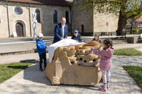 Oberbürgermeister Dr. Bernd Vöhringer mit Kindern der Kita Klostergarten beim Enthüllen des Murmelsteins (Stadt Sindelfingen) Oberbürgermeister Dr. Bernd Vöhringer mit Kindern der Kita Klostergarten beim Enthüllen des Murmelsteins (Stadt Sindelfingen)