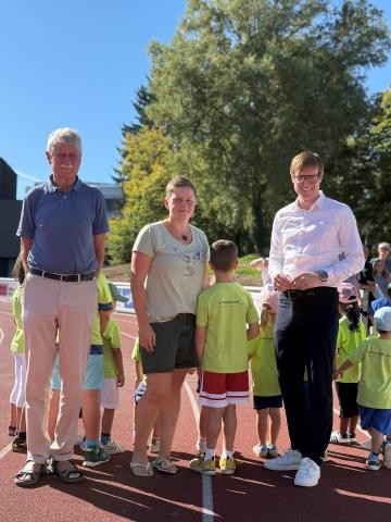 - Foto: v.l.n.r. Helmut Irion-von Dincklage, Schatzmeister der Olgäle-Stiftung für das kranke Kind e.V.; Jule Hirsch, 2. Vorsitzende des Förderverein Kindertagesstätte Kleines Zelgle e.V.; Oberbürgermeister Markus Kleemann (Bildnachweis: Stadt Sindelfingen)
