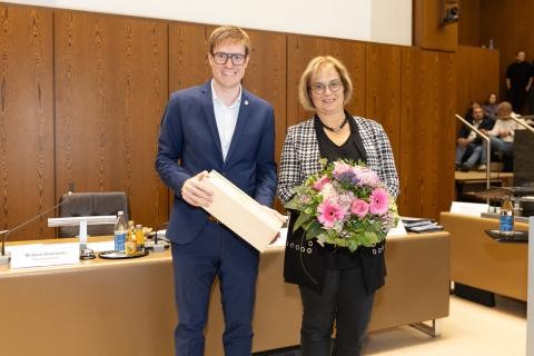 Foto: Oberbürgermeister Markus Kleemann gratuliert Heidrun Widmayer zur Wahl zur Ortsvorsteherin von Darmsheim (Stadt Sindelfingen)