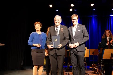 Foto: Staatssekretärin Sabine Kurtz MdL und Oberbürgermeister Markus Kleemann mit Walter Arnold bei der Überreichung des Verdienstkreuzes am Bande des Verdienstordens der Bundesrepublik Deutschland (Stadt Sindelfingen)