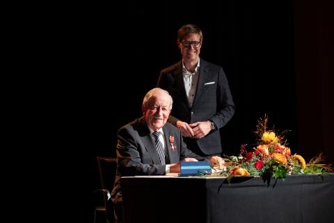 • Foto: Walter Arnold trägt sich in das goldene Buch der Stadt Sindelfingen ein (Stadt Sindelfingen)