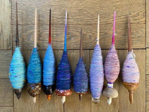 Foto: Spindeln mit bunten Garnen (Stadt Sindelfingen, Webereimuseum)