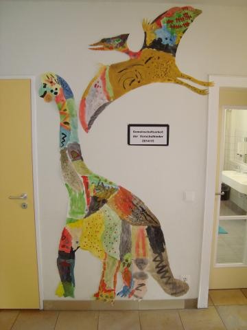 2 große Dino-Bilder wurde von den Vorschulkindern gestaltet
