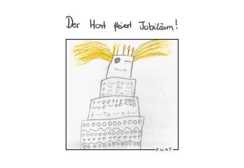 Eine gezeichnete Torte mit einem zwinkernden Gesicht. Darüber steht in Kinderschrift geschrieben "Der Hort feiert Jubiläum!".
