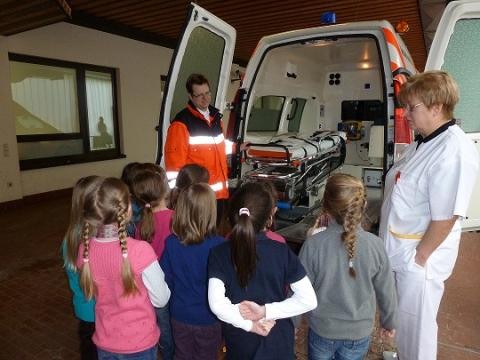 KiTa Kinder blicken in das Innere eines Rettungswagens