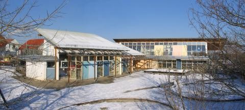 Außenansicht des Kita-Gebäude mit Schnee bedeckt