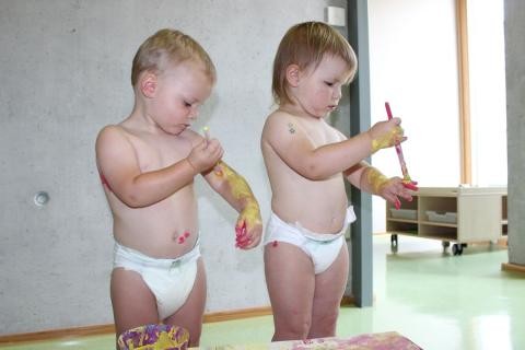 Konzentrierte Kinder beim Bemalen ihres Körpers