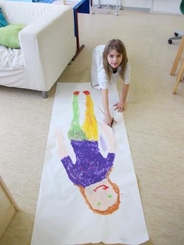 Ein Kind malt sich selbst