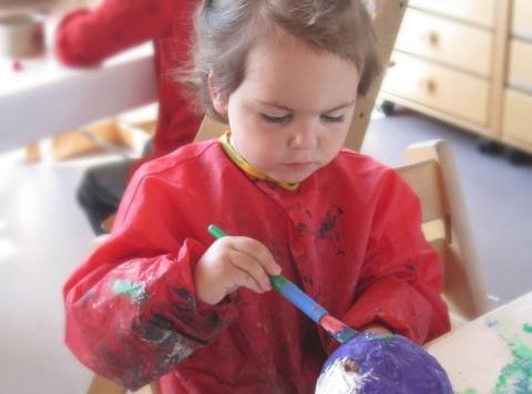 KiTa Kind bei der Arbeit im Mal-Atelier