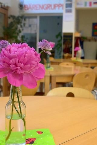Bistrotische der KiTa mit Blumenvasen geschmückt