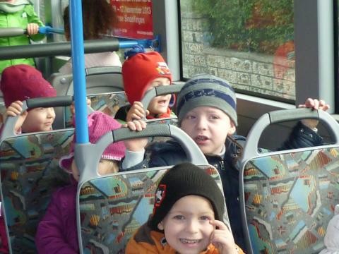 KiTa-Kinder fahren mit dem Bus
