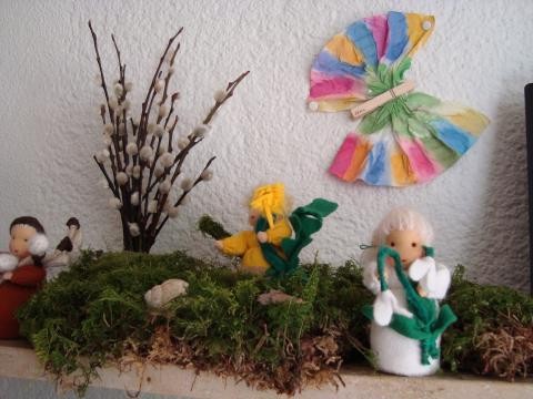 ein mit Moos gestaltetes Frühlingsbild mit Schmetterling und Moos
