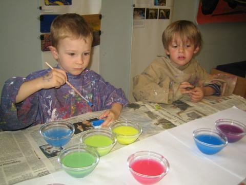Zwei Jungen malen mit Wasserfarben