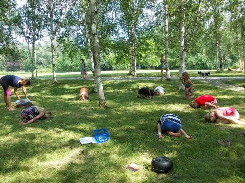 Kindergruppe beim Yoga im Sommerhofenpark