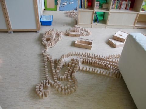 Von Kindern gebaute Dominobahn