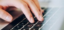 Hände auf einer Tastatur
