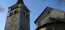 romanischer Kirchturm und Kirchenchor