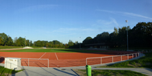 Sportplatz mit blauem Himmel