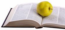 Schulbuch mit Apfel