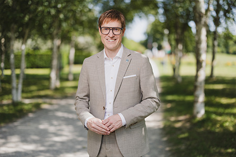 Oberbürgermeister Markus Kleemann informiert Oberbürgermeister Markus Kleemann lächelnd frontal