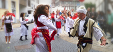 Tanzende Frau und Tanzender Mann in folkloristischen Trachten